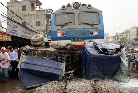 Tàu hỏa nghiền nát xe tải, một người thiệt mạng - 1
