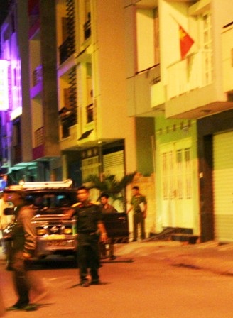 Công binh quân đội “hóa giải” gói quà nghi chứa chất nổ - 2 Công binh quân đội “hóa giải” gói quà nghi chứa chất nổ - 2