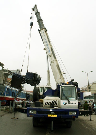 Tàu hỏa nghiền nát xe tải, một người thiệt mạng - 8