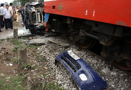 Tàu hỏa nghiền nát xe tải, một người thiệt mạng - 2
