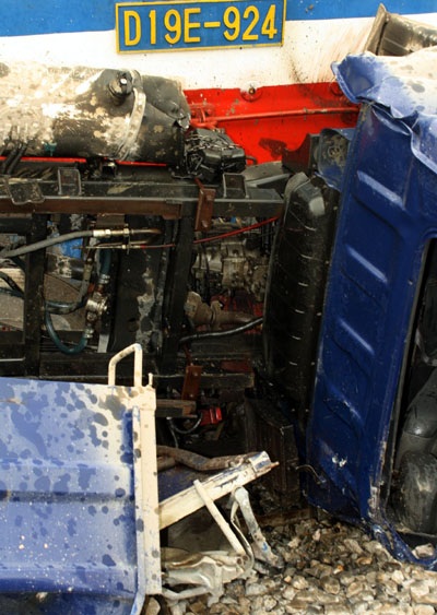 Tàu hỏa nghiền nát xe tải, một người thiệt mạng - 5