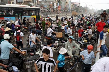 Tàu hỏa nghiền nát xe tải, một người thiệt mạng - 9