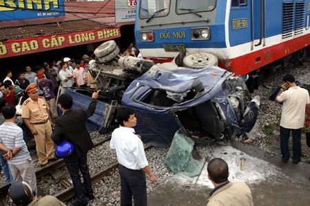 Tàu hỏa nghiền nát xe tải, một người thiệt mạng - 3