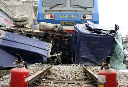 Tàu hỏa nghiền nát xe tải, một người thiệt mạng - 4