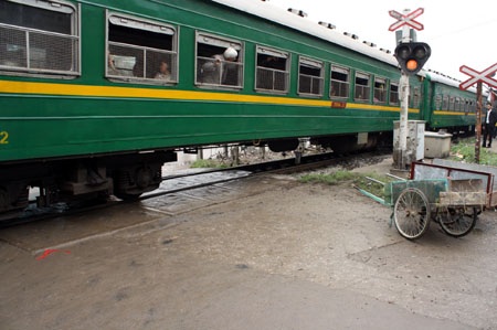 Tàu hỏa nghiền nát xe tải, một người thiệt mạng - 7