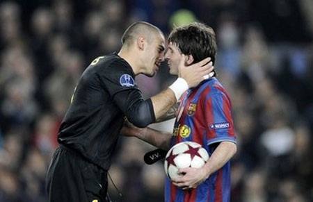 Thầy trò Wenger “ngả mũ” thán phục Messi - 2