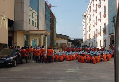 Hơn 1.000 công nhân đình công đòi tăng chế độ - 1