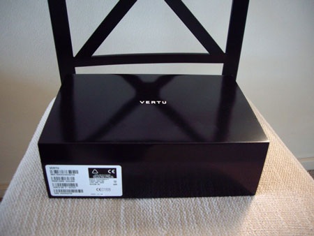 “Đập hộp” điện thoại gập Vertu trị giá 7.000 USD - 2