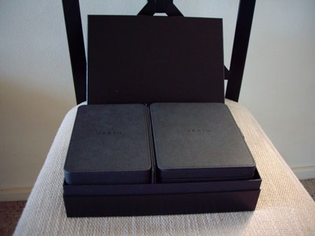 “Đập hộp” điện thoại gập Vertu trị giá 7.000 USD - 3