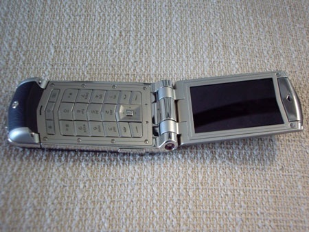 “Đập hộp” điện thoại gập Vertu trị giá 7.000 USD - 9