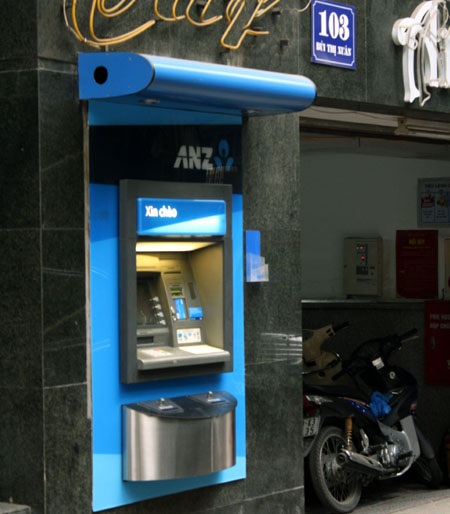 Hà Nội: Một cột ATM rò điện đến mức chết người - 1
