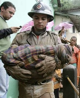 Rio de Janeiro ngập trong mưa lũ, 100 người thiệt mạng - 6 Rio de Janeiro ngập trong mưa lũ, 100 người thiệt mạng - 6