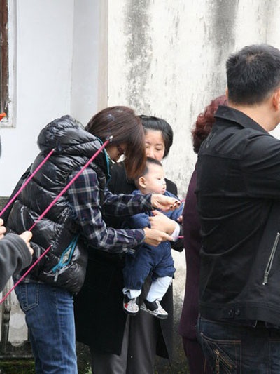 Hồ Tịnh đưa con trai cưng đi chơi - 4