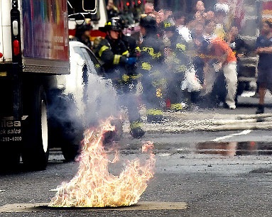 Hố ga bốc cháy ngùn ngụt trên đường phố New York - 1 Hố ga bốc cháy ngùn ngụt trên đường phố New York - 1