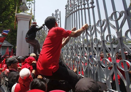 Người biểu tình “áo đỏ” Thái Lan xông vào tòa nhà quốc hội - 2 Người biểu tình “áo đỏ” Thái Lan xông vào tòa nhà quốc hội - 2