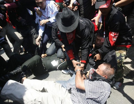 Người biểu tình “áo đỏ” Thái Lan xông vào tòa nhà quốc hội - 4 Người biểu tình “áo đỏ” Thái Lan xông vào tòa nhà quốc hội - 4