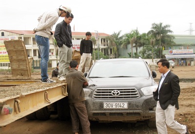 Tài xế mải nghe điện thoại, rơ moóc ủi xe con - 1