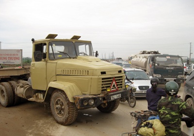 Tài xế mải nghe điện thoại, rơ moóc ủi xe con - 2