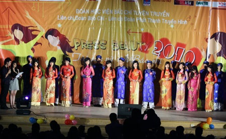 Nữ sinh báo chí khoe sắc, đua tài - 22 Nữ sinh báo chí khoe sắc, đua tài - 22