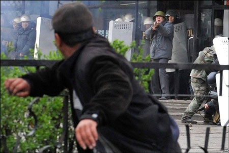 Kyrgyzstan trong "cơn bão" khủng hoảng - 6 Kyrgyzstan trong "cơn bão" khủng hoảng - 6