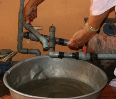 Bức bối vì nước sinh hoạt… nhỏ giọt - 1 Bức bối vì nước sinh hoạt… nhỏ giọt - 1
