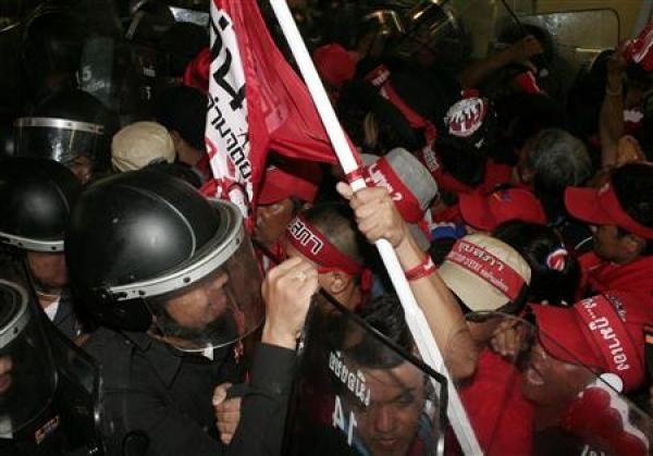 “Áo đỏ” xông vào đài truyền hình, quân đội cảnh báo dùng vũ lực - 1