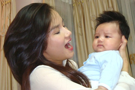 MC Huyền Châu: “Thay đổi nhiều từ khi có cu Bin...” - 1 MC Huyền Châu: “Thay đổi nhiều từ khi có cu Bin...” - 1