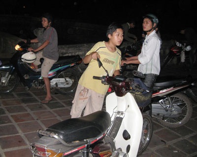 Vừa xem lễ tế Xã Tắc vừa… trông xe - 4 Vừa xem lễ tế Xã Tắc vừa… trông xe - 4