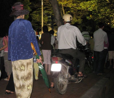 Vừa xem lễ tế Xã Tắc vừa… trông xe - 2 Vừa xem lễ tế Xã Tắc vừa… trông xe - 2