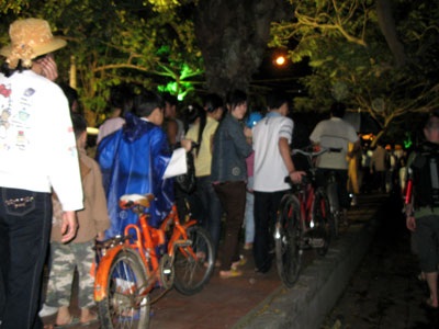 Vừa xem lễ tế Xã Tắc vừa… trông xe - 3 Vừa xem lễ tế Xã Tắc vừa… trông xe - 3