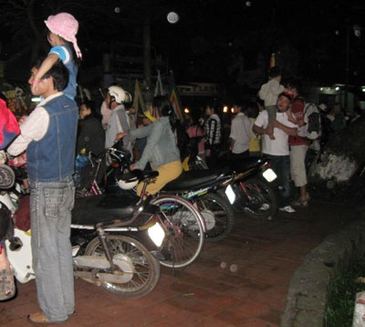 Vừa xem lễ tế Xã Tắc vừa… trông xe - 1 Vừa xem lễ tế Xã Tắc vừa… trông xe - 1