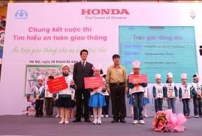 Chung kết “An toàn giao thông cho nụ cười trẻ thơ” - 3 Chung kết “An toàn giao thông cho nụ cười trẻ thơ” - 3