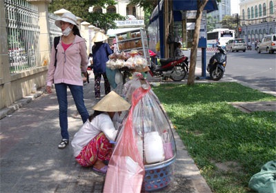 Bệnh tả đe dọa, thức ăn vỉa hè vẫn tấp nập - 2