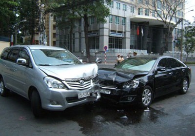 Hai “xế hộp” mới tinh đấu đầu trên phố - 1 Hai “xế hộp” mới tinh đấu đầu trên phố - 1