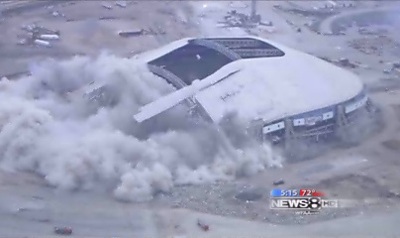 Đánh sập sân vận động sức chứa gần 70.000 người  - 1