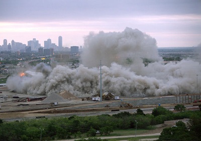 Đánh sập sân vận động sức chứa gần 70.000 người  - 2