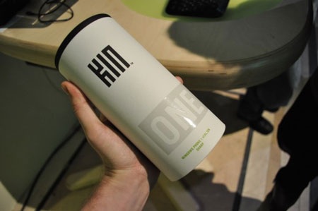 “Đập hộp” điện thoại Kin One và Kin Two - 1