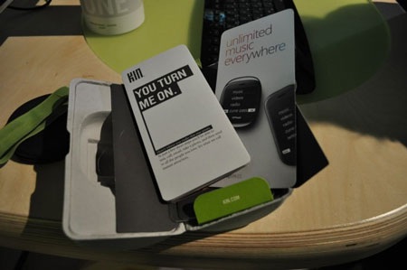 “Đập hộp” điện thoại Kin One và Kin Two - 3