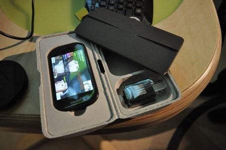 “Đập hộp” điện thoại Kin One và Kin Two - 10