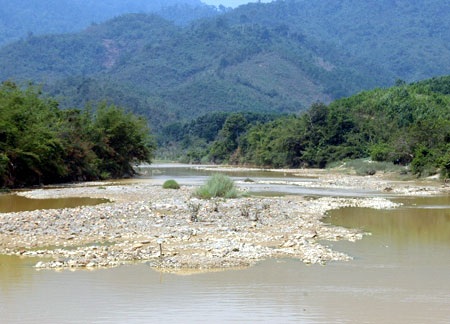 Những dòng sông trơ đáy - 1