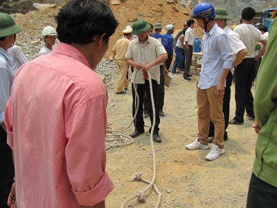 Mìn nổ “vội”, 2 nữ công nhân bị đá đè tử nạn - 2