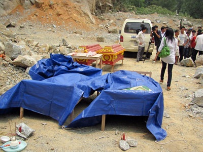 Mìn nổ “vội”, 2 nữ công nhân bị đá đè tử nạn - 1