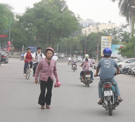 Người đi bộ sang đường: Nhớn nhác và mạo hiểm - 8