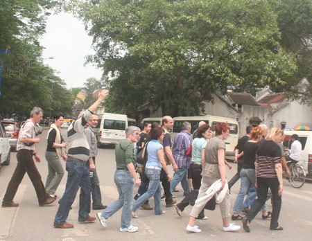 Người đi bộ sang đường: Nhớn nhác và mạo hiểm - 9