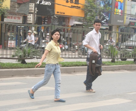 Người đi bộ sang đường: Nhớn nhác và mạo hiểm - 1