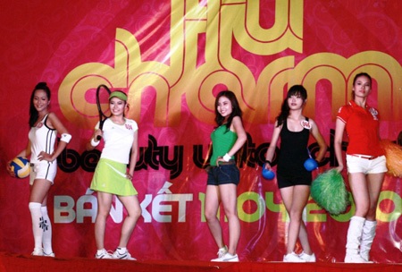 “Nóng” cùng đêm bán kết Duyên dáng Ngoại thương - 4 “Nóng” cùng đêm bán kết Duyên dáng Ngoại thương - 4