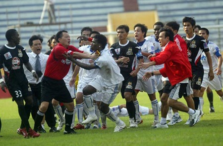 Để xảy ra xô xát, sân Thiên Trường vẫn...an toàn - 1