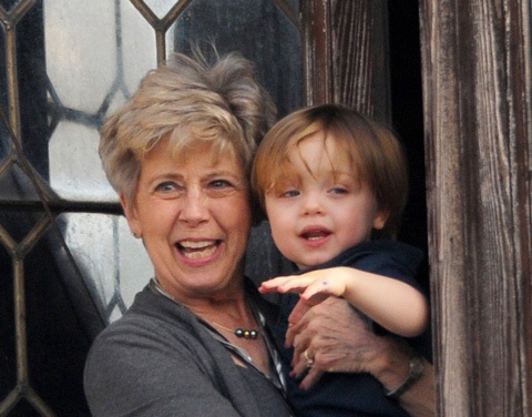 Bố mẹ Brad Pitt đến thăm cháu nội - 4