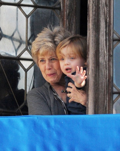 Bố mẹ Brad Pitt đến thăm cháu nội - 5