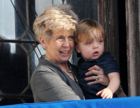 Bố mẹ Brad Pitt đến thăm cháu nội - 6